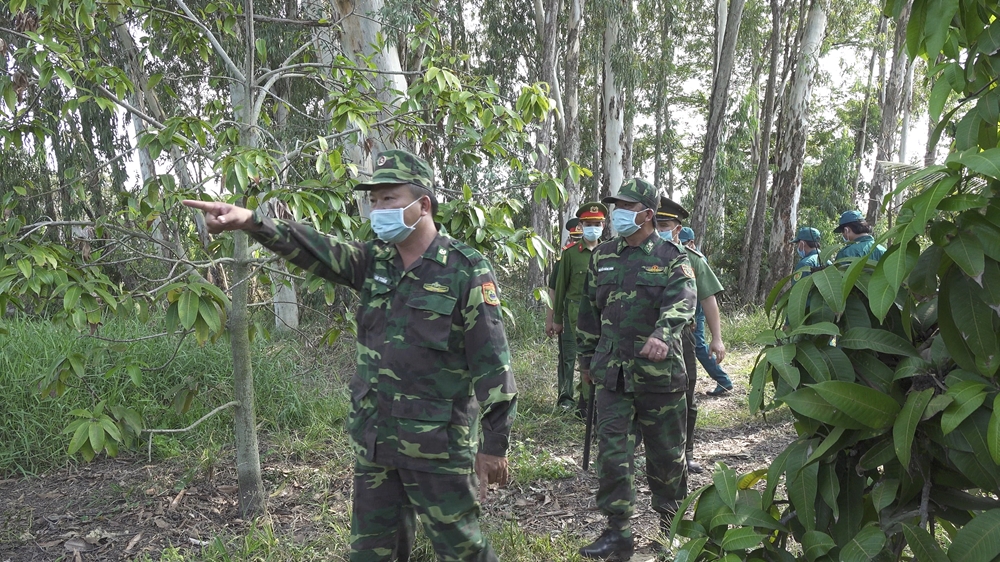 Khu vực mà Đồn Biên phòng cửa khẩu Long Bình quản lý chỉ một bước chân đã qua biên giới. Xung quanh nhiều vườn xoài của người dân nên tầm quan sát bị hạn chế, chính vì vậy lực lượng làm nhiệm vụ phải tăng cường tuần tra, kiểm soát lưu động. Buổi tối thì tổ chức mật phục ở những nơi có khả năng các đối tượng lợi dụng để xuất, nhập cảnh trái phép.